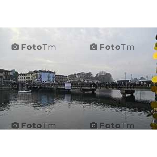 Tiziano Manzoni/LaPresse 17-01- 2026 Italia Cronaca Bergamo Sarnico passaggio della fiaccola olimpica nel paese di Sarnico per Paratico.