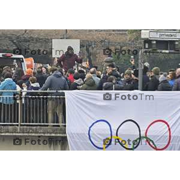 Tiziano Manzoni/LaPresse 17-01- 2026 Italia Cronaca Bergamo Sarnico passaggio della fiaccola olimpica nel paese di Sarnico per Paratico.