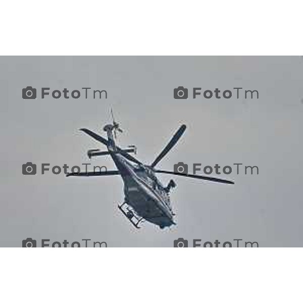 Tiziano Manzoni/LaPresse 17-01- 2026 Italia Cronaca Bergamo Sarnico passaggio della fiaccola olimpica nel paese di Sarnico per Paratico. elicottero carabinieri