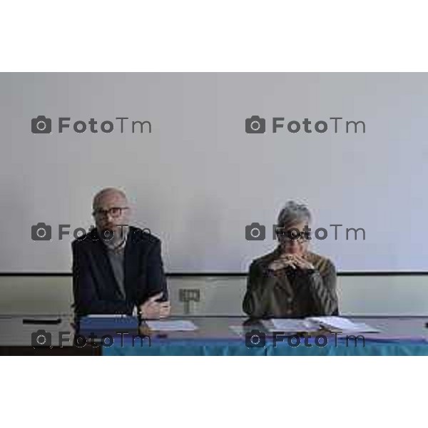 Tiziano Manzoni/LaPresse 22-01- 2026 Italia CronacaBergamo costituzione Comitato per il No al referendum costituzionale sulla Magistratura. Il Comitato bergaasco aderisce al Comitato nazionale della società civile nella foto Marco Toscano, segretario generale CGIL Bergamo e Barbara Pezzini, costituzionalista e membro del comitato –. Frammenta