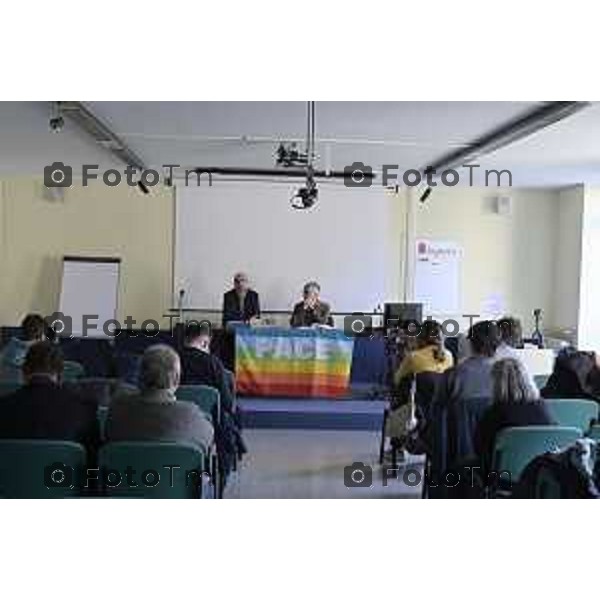 Tiziano Manzoni/LaPresse 22-01- 2026 Italia CronacaBergamo costituzione Comitato per il No al referendum costituzionale sulla Magistratura. Il Comitato bergaasco aderisce al Comitato nazionale della società civile nella foto Marco Toscano, segretario generale CGIL Bergamo e Barbara Pezzini, costituzionalista e membro del comitato –. Frammenta