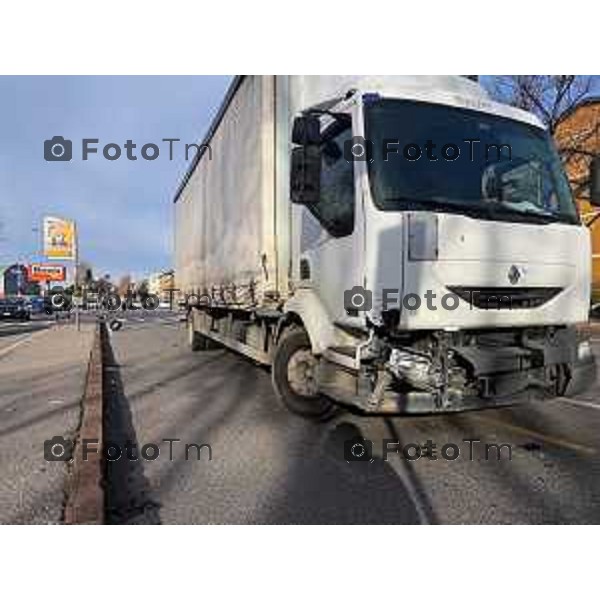 Tiziano Manzoni/LaPresse 27--01- 2026 Bergamo, Italia Cronaca Bergamo Imortale via borgo palazzo scooter camion