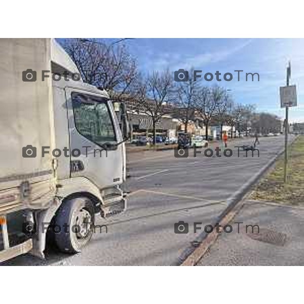 Tiziano Manzoni/LaPresse 27--01- 2026 Bergamo, Italia Cronaca Bergamo Imortale via borgo palazzo scooter camion