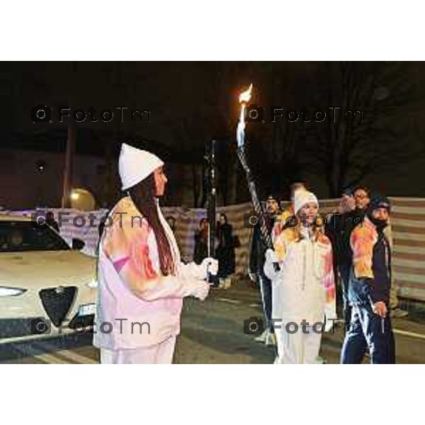 Tiziano Manzoni/LaPresse 02-02- 2026 Italia Cronaca Bergamo arrivo in città della fiamma Olimpica con passaggi in piazza vecchia, e accensione del braciere in Largo Belotti