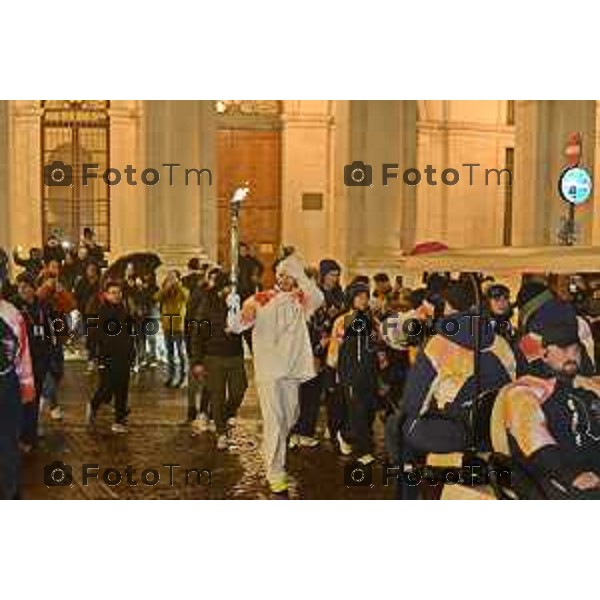 Tiziano Manzoni/LaPresse 02-02- 2026 Italia Cronaca Bergamo arrivo in città della fiamma Olimpica con passaggi in piazza vecchia, e accensione del braciere in Largo Belotti