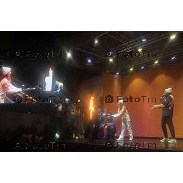 Tiziano Manzoni/LaPresse 02-02- 2026 Italia Cronaca Bergamo arrivo in città della fiamma Olimpica con passaggi in piazza vecchia, e accensione del braciere in Largo Belotti