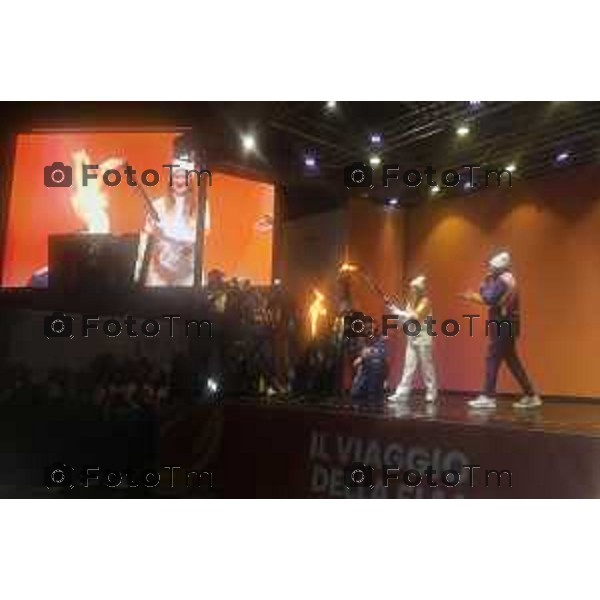 Tiziano Manzoni/LaPresse 02-02- 2026 Italia Cronaca Bergamo arrivo in città della fiamma Olimpica con passaggi in piazza vecchia, e accensione del braciere in Largo Belotti