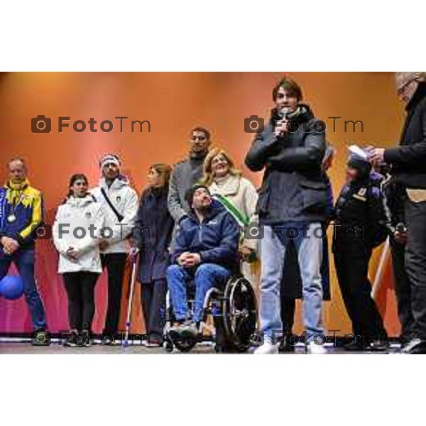 Tiziano Manzoni/LaPresse 02-02- 2026 Italia Cronaca Bergamo arrivo in città della fiamma Olimpica con passaggi in piazza vecchia, e accensione del braciere in Largo Belotti