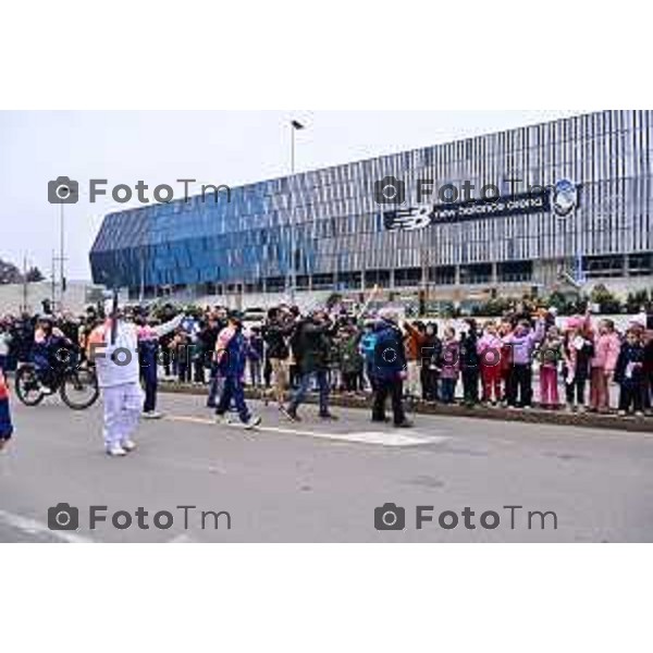 Tiziano Manzoni/LaPresse 02-02- 2026 Italia Cronaca Bergamo arrivo in città della fiamma Olimpica con passaggi in piazza vecchia, e accensione del braciere in Largo Belotti