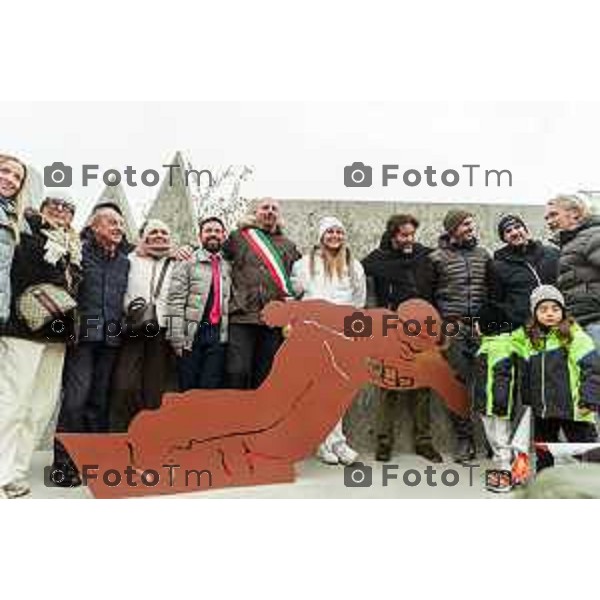 Tiziano Manzoni/LaPresse 02-02- 2026 Italia Cronaca Bergamo Arrivo della fiamma ad Alzano Lombardo con ianugurazione statua alla Moioli