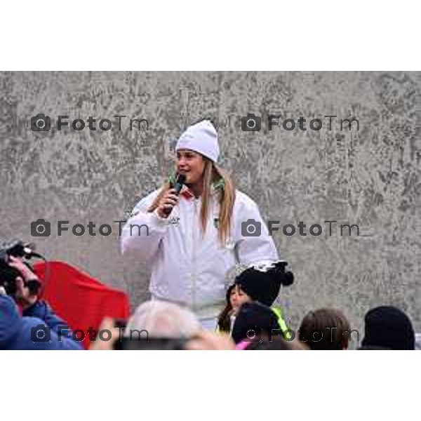 Tiziano Manzoni/LaPresse 02-02- 2026 Italia Cronaca Bergamo Arrivo della fiamma ad Alzano Lombardo con ianugurazione statua alla Moioli