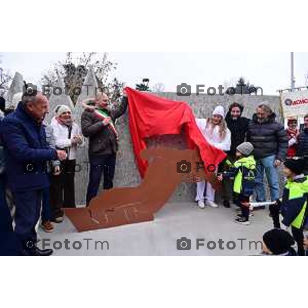 Tiziano Manzoni/LaPresse 02-02- 2026 Italia Cronaca Bergamo Arrivo della fiamma ad Alzano Lombardo con ianugurazione statua alla Moioli