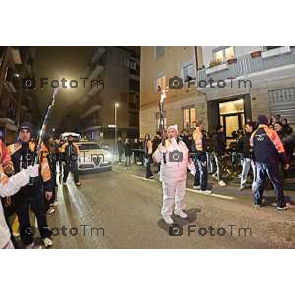 Tiziano Manzoni/LaPresse 02-02- 2026 Italia Cronaca Bergamo arrivo in città della fiamma Olimpica con passaggi in piazza vecchia, e accensione del braciere in Largo Belotti