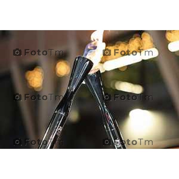 Tiziano Manzoni/LaPresse 02-02- 2026 Italia Cronaca Bergamo arrivo in città della fiamma Olimpica con passaggi in piazza vecchia, e accensione del braciere in Largo Belotti