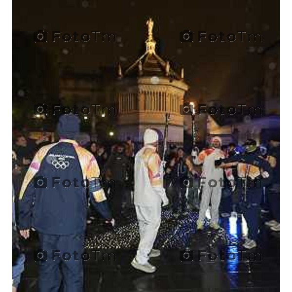 Tiziano Manzoni/LaPresse 02-02- 2026 Italia Cronaca Bergamo arrivo in città della fiamma Olimpica con passaggi in piazza vecchia, e accensione del braciere in Largo Belotti