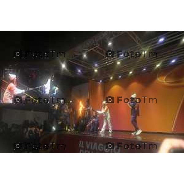 Tiziano Manzoni/LaPresse 02-02- 2026 Italia Cronaca Bergamo arrivo in città della fiamma Olimpica con passaggi in piazza vecchia, e accensione del braciere in Largo Belotti