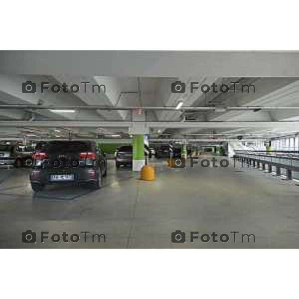 Tiziano Manzoni/LaPresse 7- 02- 2026 Italia CronacaBergamo Parcheggio Ospedale Papa Giovanni XXIII Interno esterno coperto sosta selvaggia divieto