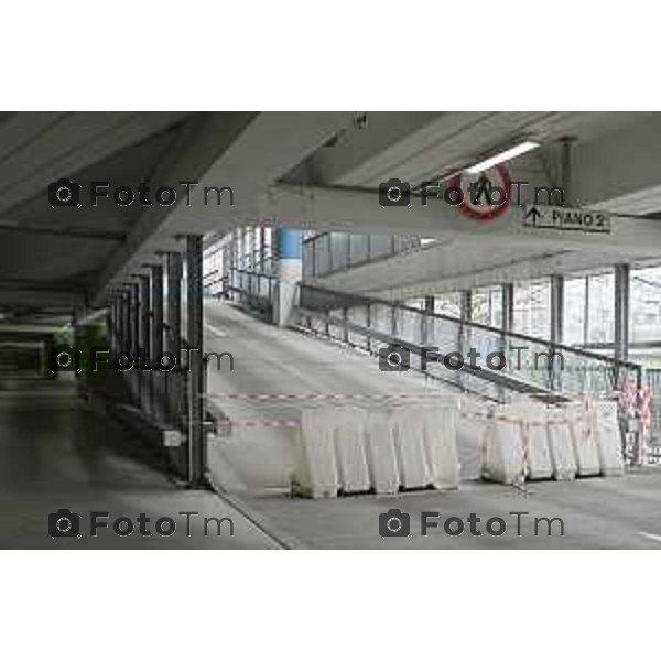 Tiziano Manzoni/LaPresse 7- 02- 2026 Italia CronacaBergamo Parcheggio Ospedale Papa Giovanni XXIII Interno esterno coperto sosta selvaggia divieto