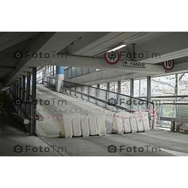 Tiziano Manzoni/LaPresse 7- 02- 2026 Italia CronacaBergamo Parcheggio Ospedale Papa Giovanni XXIII Interno esterno coperto sosta selvaggia divieto