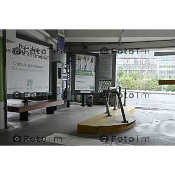 Tiziano Manzoni/LaPresse 7- 02- 2026 Italia CronacaBergamo Parcheggio Ospedale Papa Giovanni XXIII Interno esterno coperto sosta selvaggia divieto