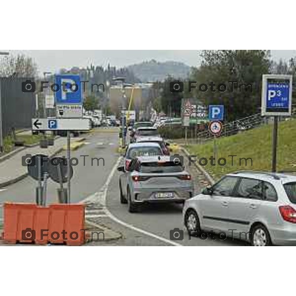 Tiziano Manzoni/LaPresse 7- 02- 2026 Italia CronacaBergamo Parcheggio Ospedale Papa Giovanni XXIII Interno esterno coperto sosta selvaggia divieto