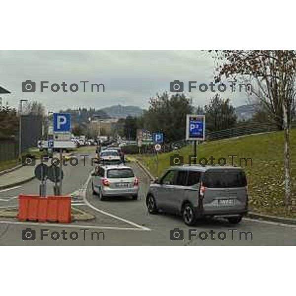 Tiziano Manzoni/LaPresse 7- 02- 2026 Italia CronacaBergamo Parcheggio Ospedale Papa Giovanni XXIII Interno esterno coperto sosta selvaggia divieto