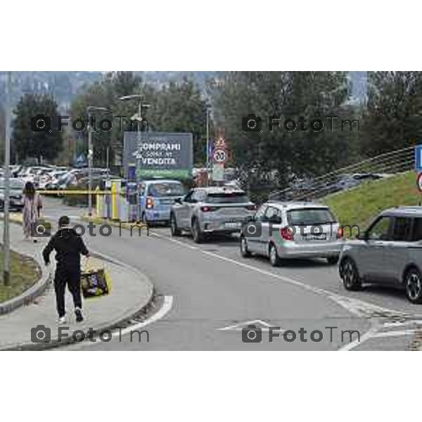 Tiziano Manzoni/LaPresse 7- 02- 2026 Italia CronacaBergamo Parcheggio Ospedale Papa Giovanni XXIII Interno esterno coperto sosta selvaggia divieto