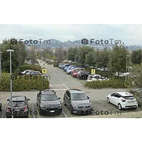 Tiziano Manzoni/LaPresse 7- 02- 2026 Italia CronacaBergamo Parcheggio Ospedale Papa Giovanni XXIII Interno esterno coperto sosta selvaggia divieto