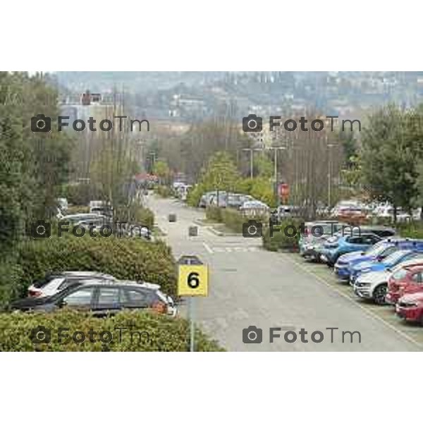 Tiziano Manzoni/LaPresse 7- 02- 2026 Italia CronacaBergamo Parcheggio Ospedale Papa Giovanni XXIII Interno esterno coperto sosta selvaggia divieto