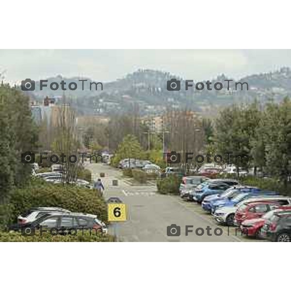 Tiziano Manzoni/LaPresse 7- 02- 2026 Italia CronacaBergamo Parcheggio Ospedale Papa Giovanni XXIII Interno esterno coperto sosta selvaggia divieto