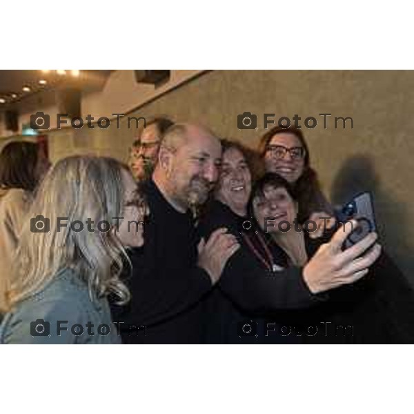 Tiziano Manzoni/LaPresse 10-02- 2026 Italia Cronaca Bergamo Bergamo L’attore e regista Antonio Albanese al Cinema Conca Verde alla prima della proiezione del film “Lavoreremo da grandi”, di cui ha firmato la regia.accompagna alla serata Marianna Folli