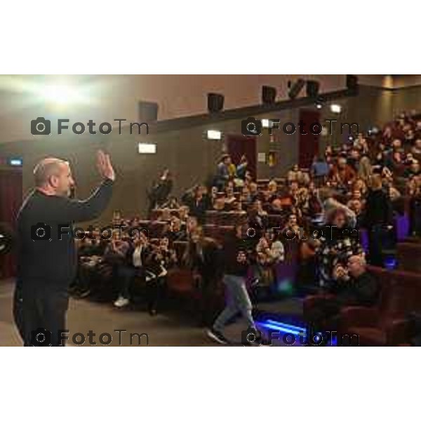 Tiziano Manzoni/LaPresse 10-02- 2026 Italia Cronaca Bergamo Bergamo L’attore e regista Antonio Albanese al Cinema Conca Verde alla prima della proiezione del film “Lavoreremo da grandi”, di cui ha firmato la regia.accompagna alla serata Marianna Folli
