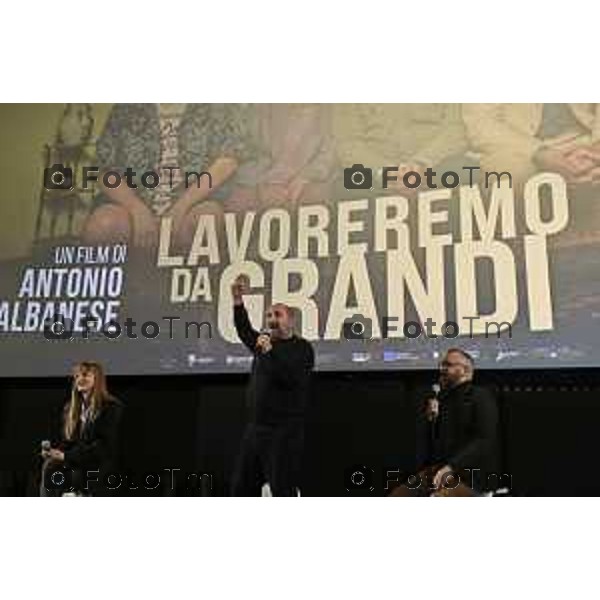Tiziano Manzoni/LaPresse 10-02- 2026 Italia Cronaca Bergamo Bergamo L’attore e regista Antonio Albanese al Cinema Conca Verde alla prima della proiezione del film “Lavoreremo da grandi”, di cui ha firmato la regia.accompagna alla serata Marianna Folli