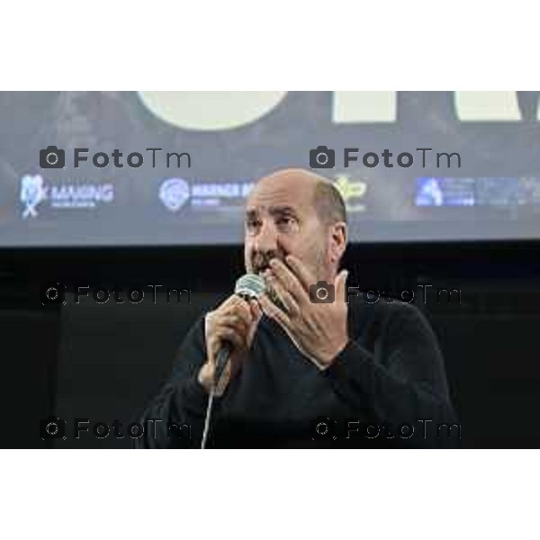 Tiziano Manzoni/LaPresse 10-02- 2026 Italia Cronaca Bergamo Bergamo L’attore e regista Antonio Albanese al Cinema Conca Verde alla prima della proiezione del film “Lavoreremo da grandi”, di cui ha firmato la regia.accompagna alla serata Marianna Folli