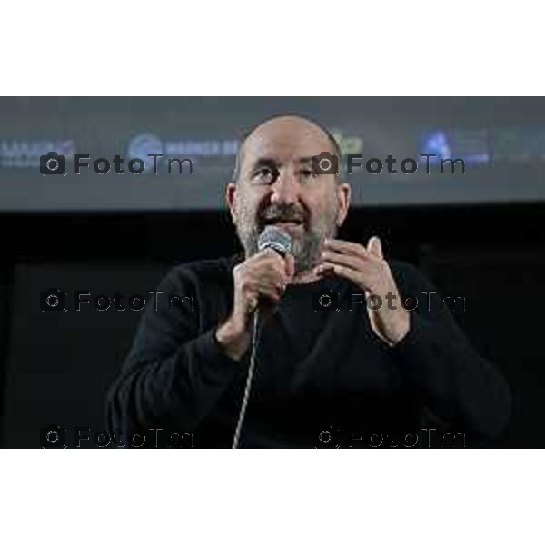 Tiziano Manzoni/LaPresse 10-02- 2026 Italia Cronaca Bergamo Bergamo L’attore e regista Antonio Albanese al Cinema Conca Verde alla prima della proiezione del film “Lavoreremo da grandi”, di cui ha firmato la regia.accompagna alla serata Marianna Folli