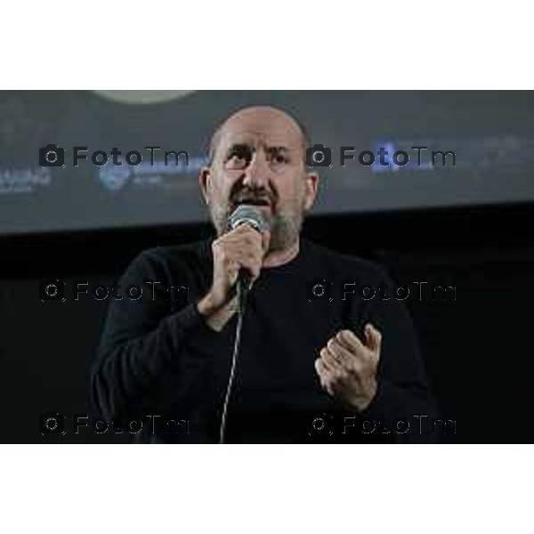 Tiziano Manzoni/LaPresse 10-02- 2026 Italia Cronaca Bergamo Bergamo L’attore e regista Antonio Albanese al Cinema Conca Verde alla prima della proiezione del film “Lavoreremo da grandi”, di cui ha firmato la regia.accompagna alla serata Marianna Folli