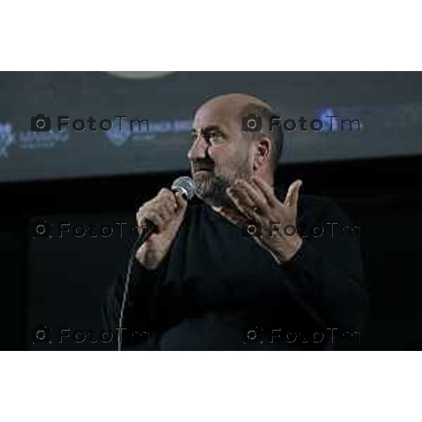 Tiziano Manzoni/LaPresse 10-02- 2026 Italia Cronaca Bergamo Bergamo L’attore e regista Antonio Albanese al Cinema Conca Verde alla prima della proiezione del film “Lavoreremo da grandi”, di cui ha firmato la regia.accompagna alla serata Marianna Folli