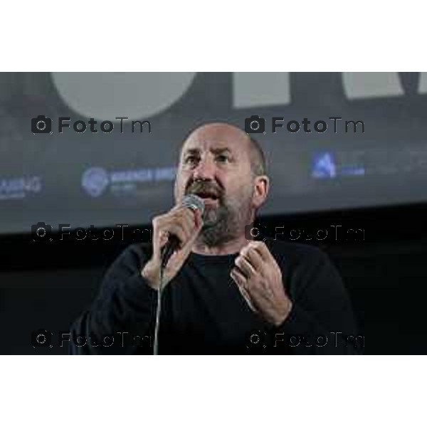 Tiziano Manzoni/LaPresse 10-02- 2026 Italia Cronaca Bergamo Bergamo L’attore e regista Antonio Albanese al Cinema Conca Verde alla prima della proiezione del film “Lavoreremo da grandi”, di cui ha firmato la regia.accompagna alla serata Marianna Folli