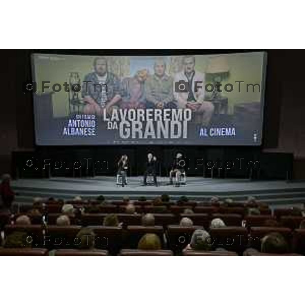 Tiziano Manzoni/LaPresse 10-02- 2026 Italia Cronaca Bergamo Bergamo L’attore e regista Antonio Albanese al Cinema Conca Verde alla prima della proiezione del film “Lavoreremo da grandi”, di cui ha firmato la regia.accompagna alla serata Marianna Folli