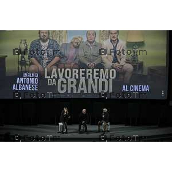 Tiziano Manzoni/LaPresse 10-02- 2026 Italia Cronaca Bergamo Bergamo L’attore e regista Antonio Albanese al Cinema Conca Verde alla prima della proiezione del film “Lavoreremo da grandi”, di cui ha firmato la regia.accompagna alla serata Marianna Folli