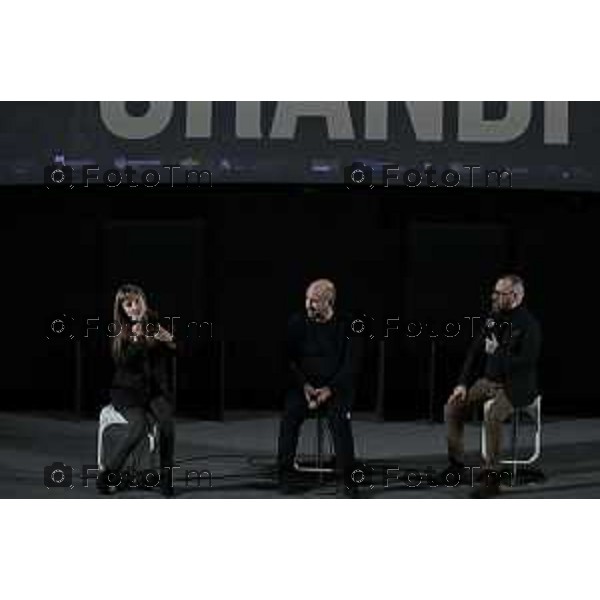 Tiziano Manzoni/LaPresse 10-02- 2026 Italia Cronaca Bergamo Bergamo L’attore e regista Antonio Albanese al Cinema Conca Verde alla prima della proiezione del film “Lavoreremo da grandi”, di cui ha firmato la regia.accompagna alla serata Marianna Folli