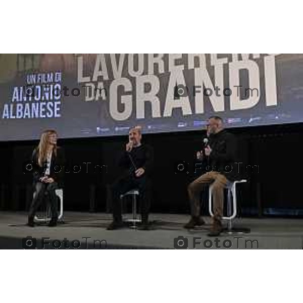 Tiziano Manzoni/LaPresse 10-02- 2026 Italia Cronaca Bergamo Bergamo L’attore e regista Antonio Albanese al Cinema Conca Verde alla prima della proiezione del film “Lavoreremo da grandi”, di cui ha firmato la regia.accompagna alla serata Marianna Folli