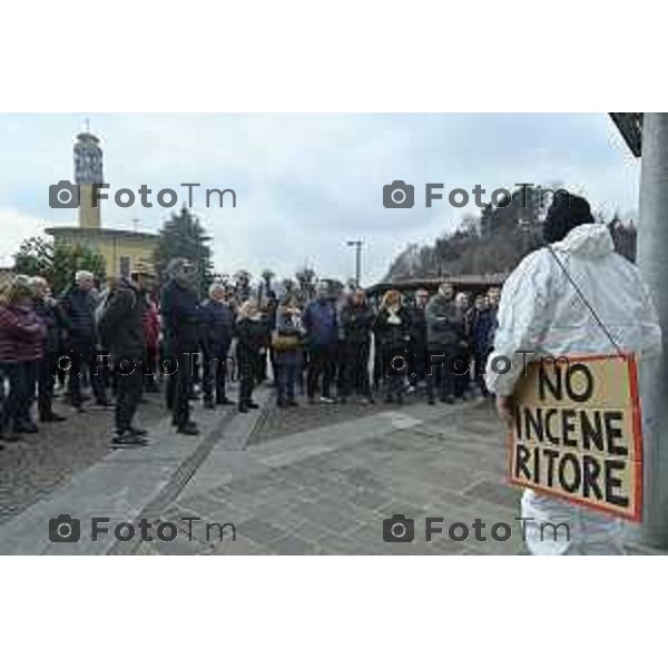 Tiziano Manzoni/LaPresse 12-02- 2026 Italia Cronaca Montello Bg protesta davanti al municipio contro l\'inceneritore voluto dalla Montello SPa