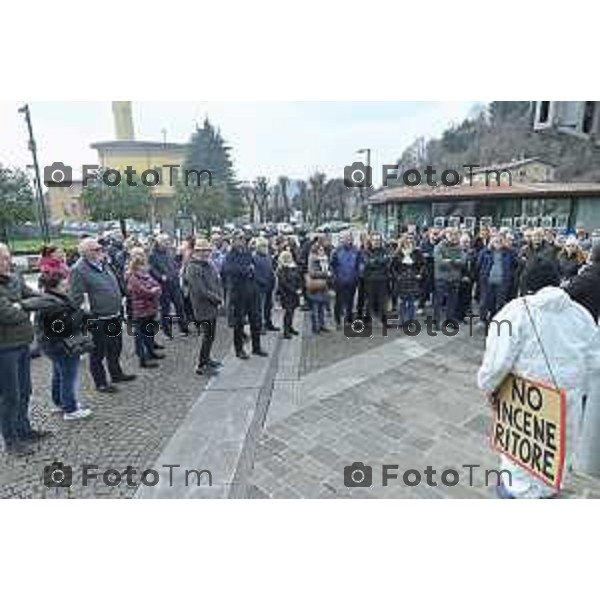 Tiziano Manzoni/LaPresse 12-02- 2026 Italia Cronaca Montello Bg protesta davanti al municipio contro l\'inceneritore voluto dalla Montello SPa