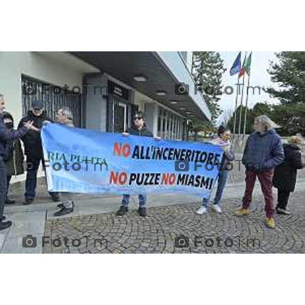 Tiziano Manzoni/LaPresse 12-02- 2026 Italia Cronaca Montello Bg protesta davanti al municipio contro l\'inceneritore voluto dalla Montello SPa