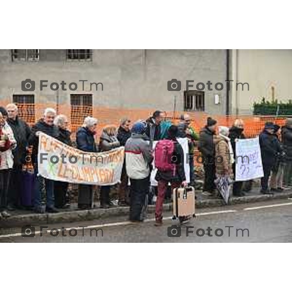 Protesta davanti al municipio contro inceneritore 14 Febbraio 2026 Italia Bergamo Bergamo protesta e presidio passaggio a livello di Via Recastello foto Tiziano Manzoni Lapresse
