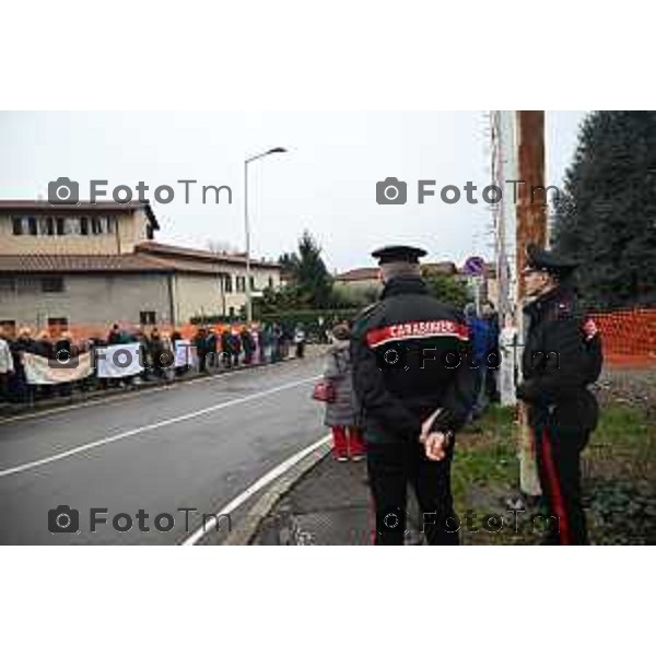 Protesta davanti al municipio contro inceneritore 14 Febbraio 2026 Italia Bergamo Bergamo protesta e presidio passaggio a livello di Via Recastello foto Tiziano Manzoni Lapresse