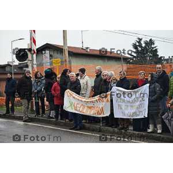 Protesta davanti al municipio contro inceneritore 14 Febbraio 2026 Italia Bergamo Bergamo protesta e presidio passaggio a livello di Via Recastello foto Tiziano Manzoni Lapresse
