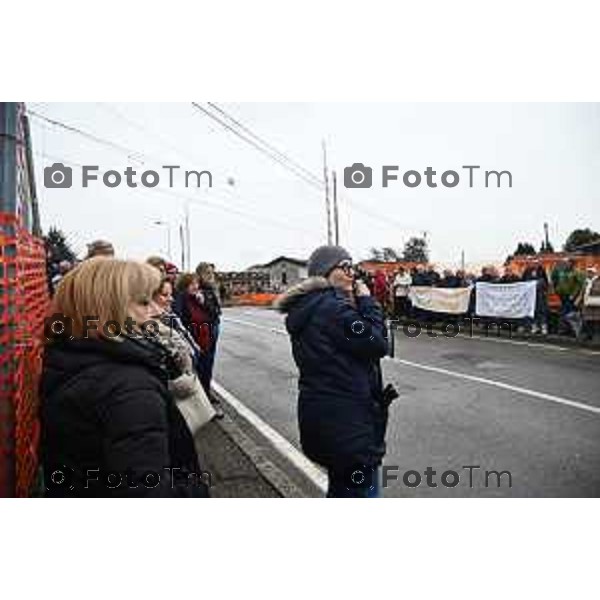 Protesta davanti al municipio contro inceneritore 14 Febbraio 2026 Italia Bergamo Bergamo protesta e presidio passaggio a livello di Via Recastello foto Tiziano Manzoni Lapresse