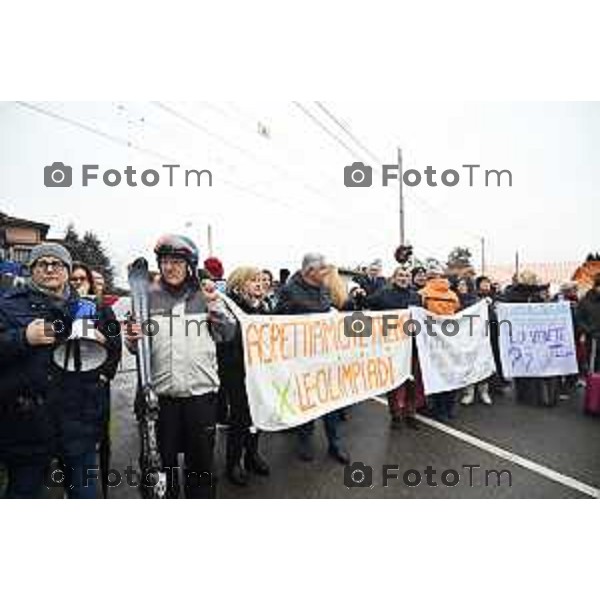 Protesta davanti al municipio contro inceneritore 14 Febbraio 2026 Italia Bergamo Bergamo protesta e presidio passaggio a livello di Via Recastello foto Tiziano Manzoni Lapresse